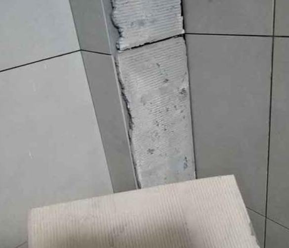 梧州瓷砖空鼓维修公司分享下厨房瓷砖脱落的补救措施。